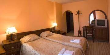 Фото номера Двухместный номер с 1 кроватью или 2 отдельными кроватями Отель Family Hotel Zora г. Разлог 21