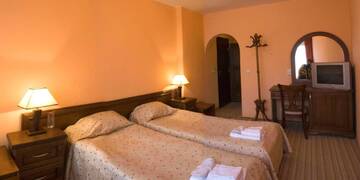Фото номера Двухместный номер с 1 кроватью или 2 отдельными кроватями Отель Family Hotel Zora г. Разлог 9